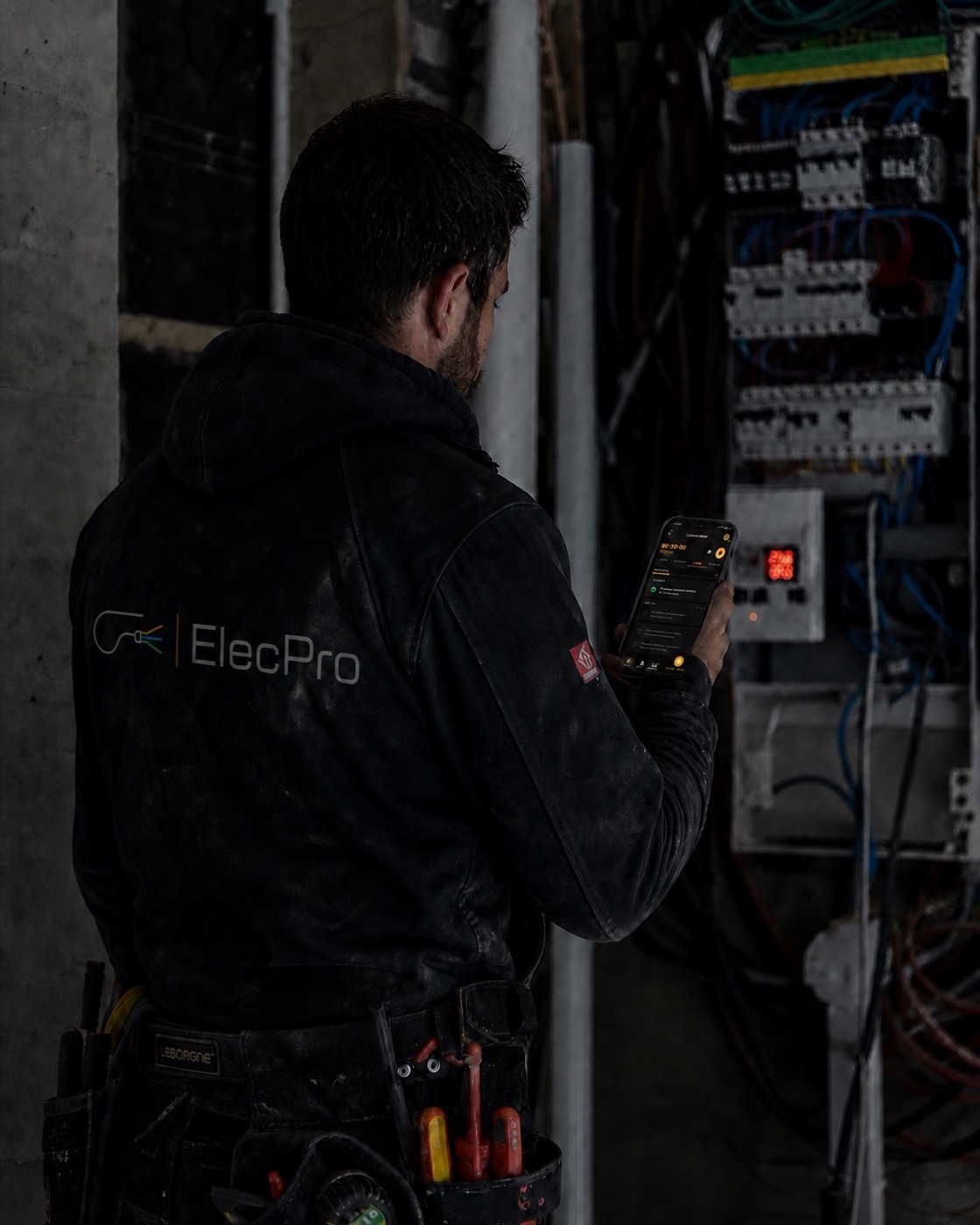Électricien utilisant ElecPro sur chantier